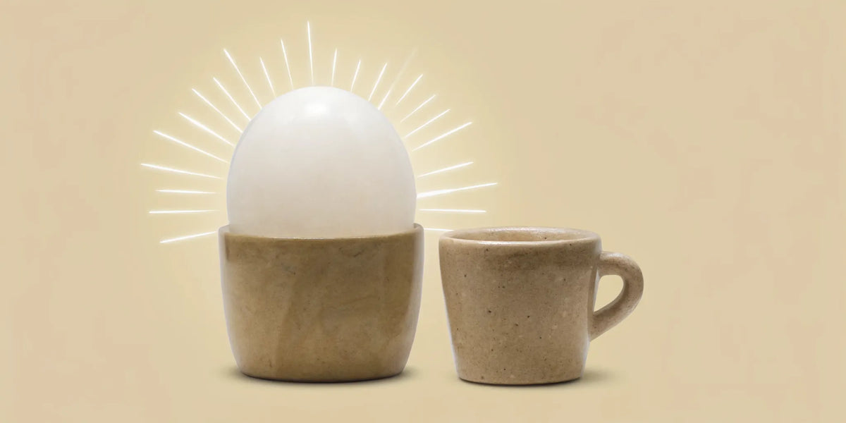 An egg in a cup with radiant lines showing a clear brain, using Reddit tips to clear brain fog instantly.